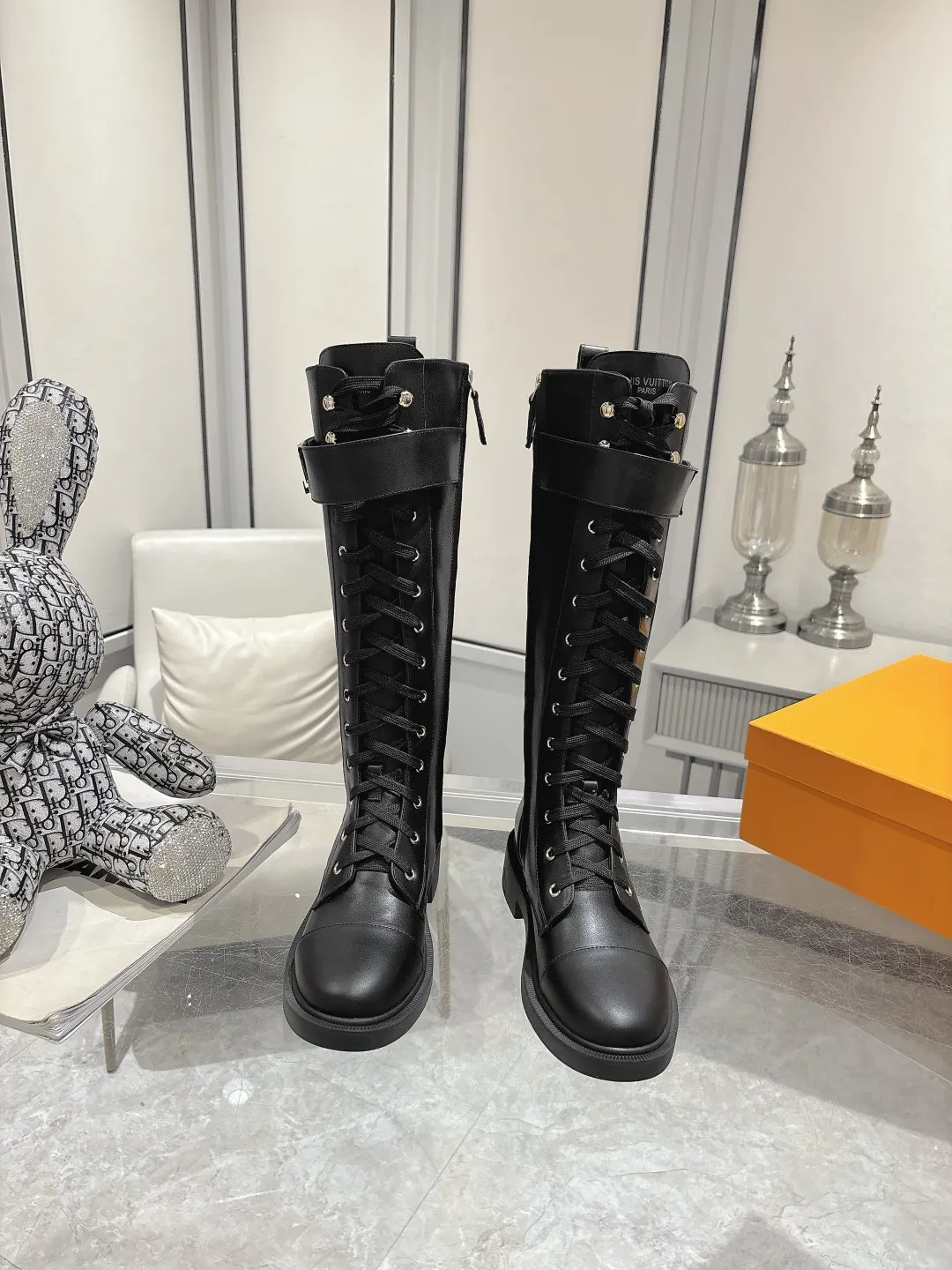 👟👟Ex-factory price 720👟👟 Louis Vuitton Louis Vuitton 2024 autumn and winter high-end customization, catwalk style of major celebrity Internet celebrities, century-old classic, exquisite craftsmanship, comfortable on the feet, side zipper design for easy putting on and taking off. This Citizen flat boots are made of smooth cow leather to demonstrate military style, and the adjustable strap embellished with the LV Capucines logo pays tribute to the Capucines handbag. The LV monogram embossed on the heel subtly echoes the Lozine trim of Louis Vuitton’s traditional trunks. Fabric: Full-grain cowhide Lining: Cowhide Buckle: Original molded outsole Original molded Color: Black Brown Code number 36 to 40 (41 to 42 can be customized and non-refundable) Bosses are welcome to make orders